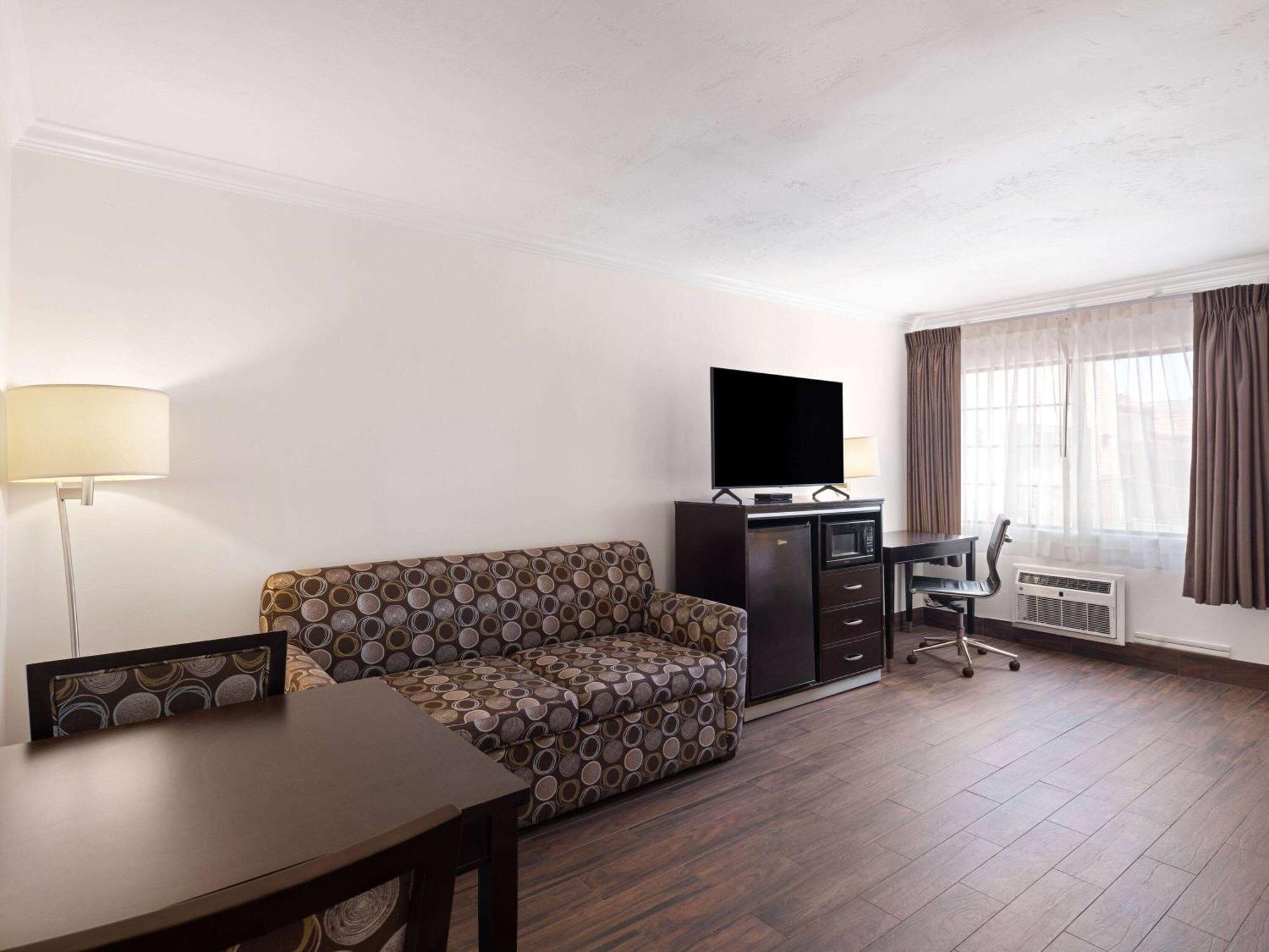 Ramada By Wyndham San Diego Poway Miramar Экстерьер фото